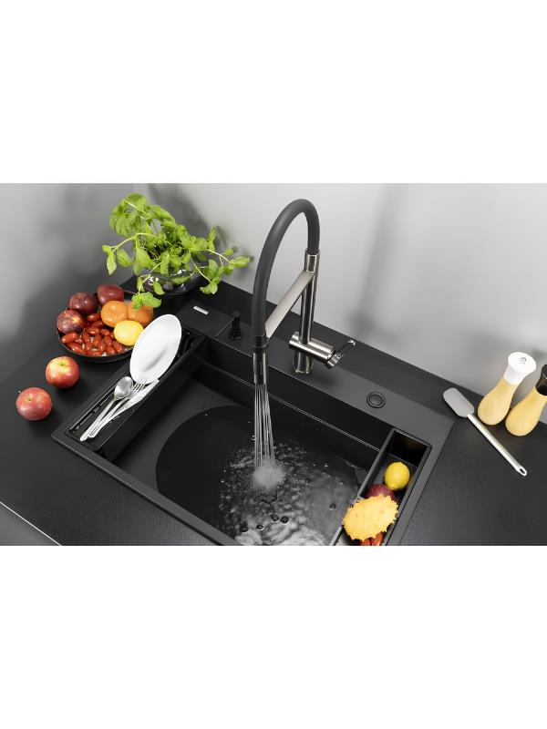 Meyve, çatal bıçak takımı ve akan su bulunan modern siyah lavabo.