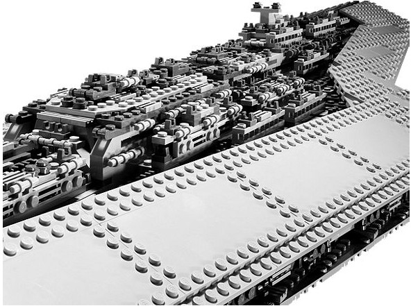 Een gedetailleerd LEGO-model van een Star Destroyer ruimteschip, van dichtbij getoond.