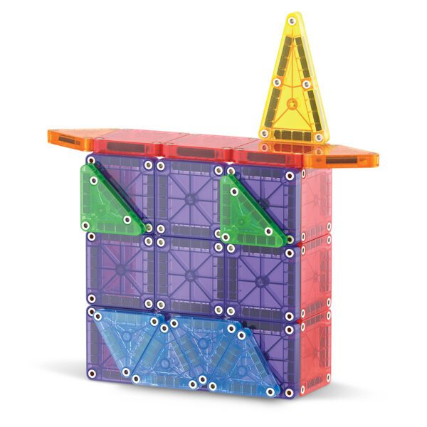 Eine bunte Magnetfliesenstruktur, die einem Haus ähnelt, mit gelbem Dreiecks-Dach, lila Wänden, roten Seiten und grünen/blauen Akzenten.