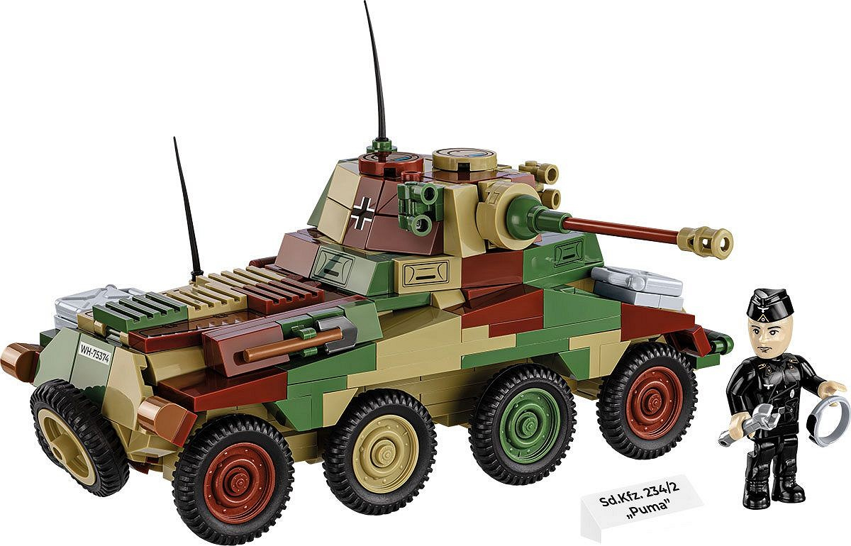 Ein getarnter Spielzeugpanzer mit langem Lauf und einer kleinen Soldatenfigur, die Werkzeuge daneben hält.