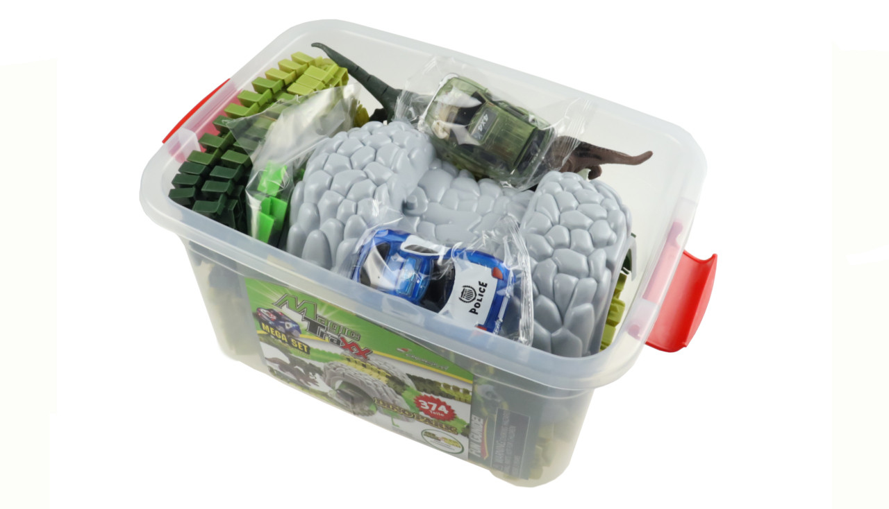 Spielzeugkiste mit Dinosauriern, Polizeiauto, Militärfahrzeug und Schienenstücken.