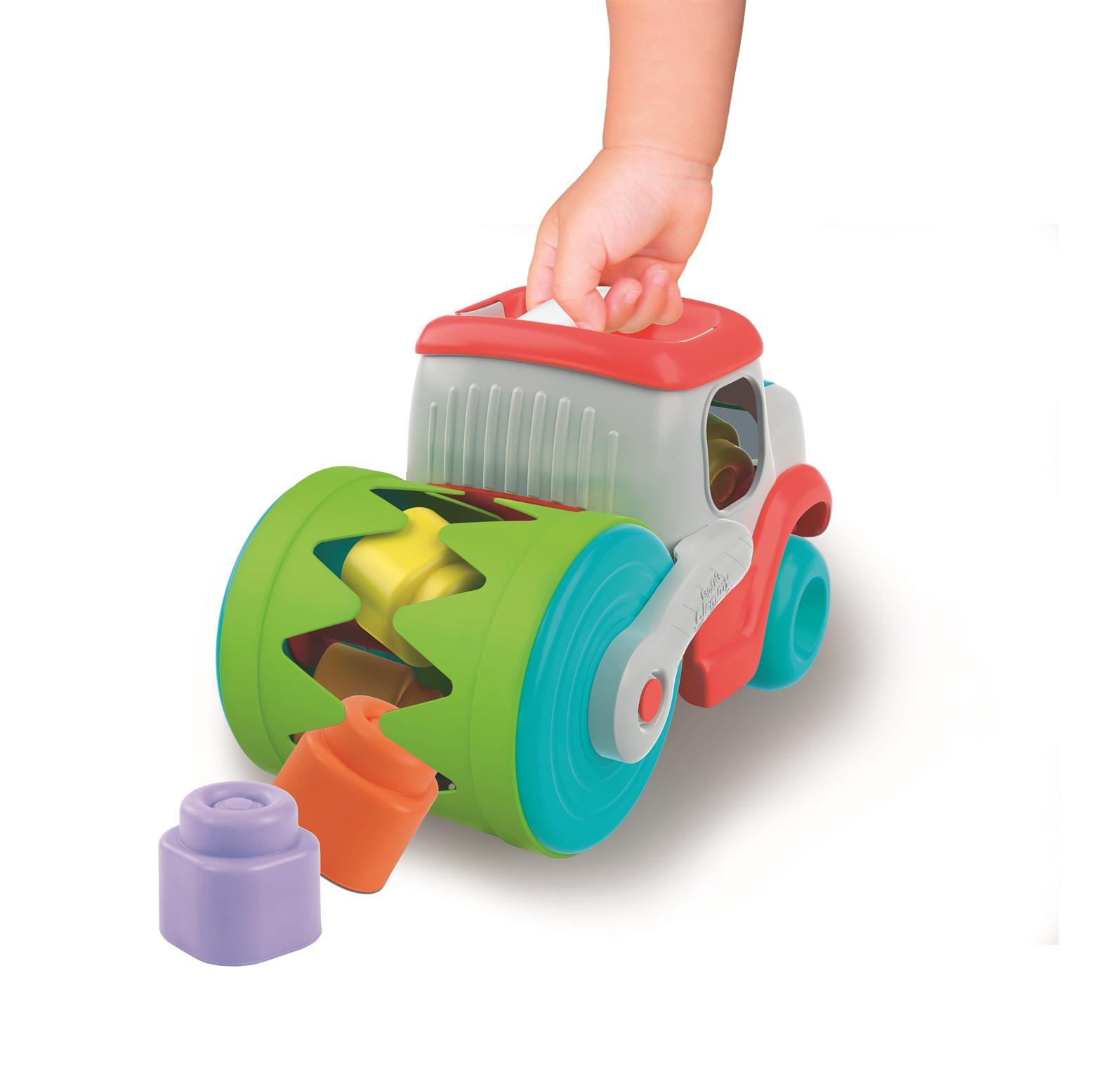 Un bambino gioca con un colorato giocattolo incastrabile a forma di camion.