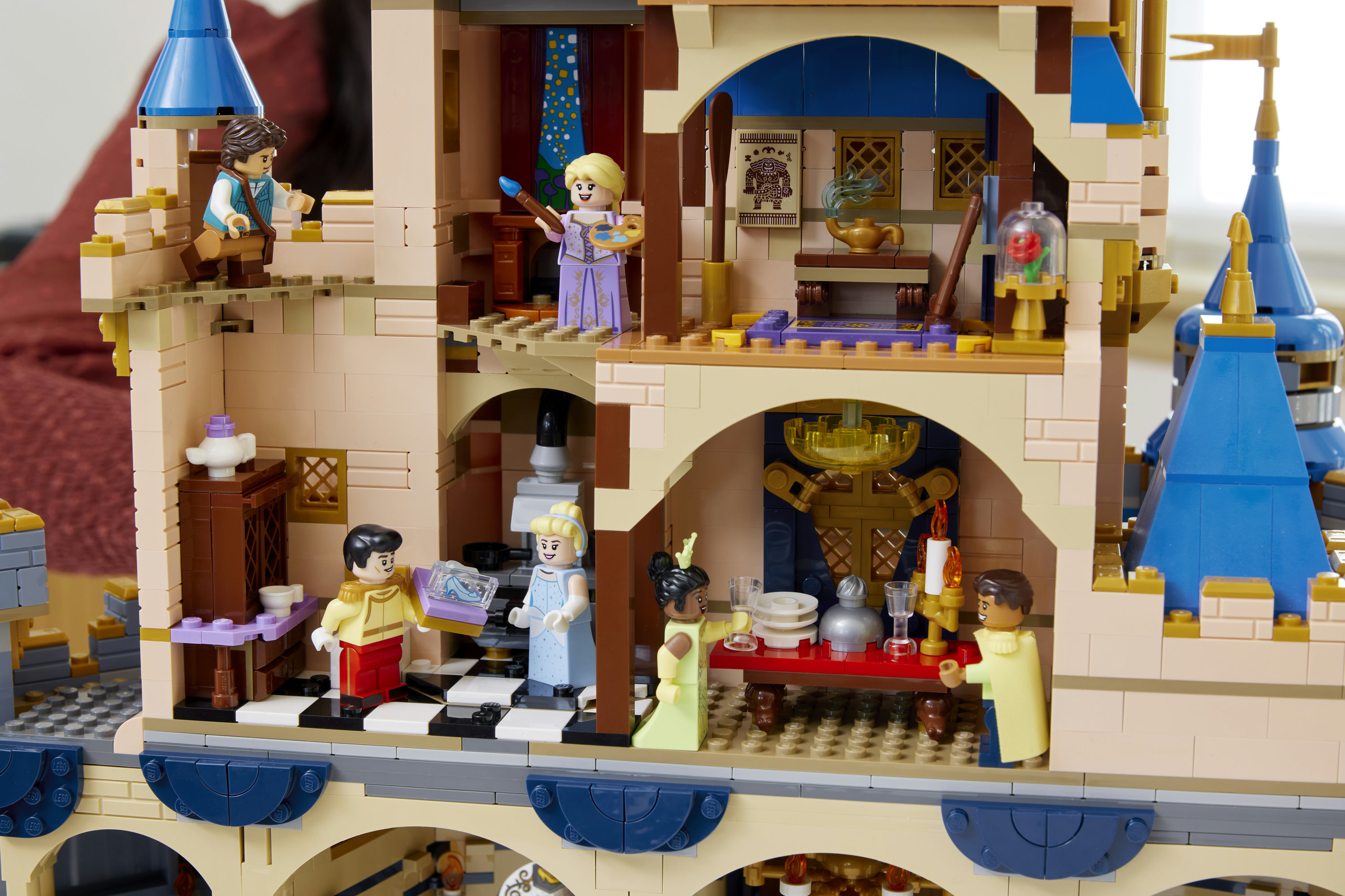 Castello Lego con principesse e principi in varie scene.