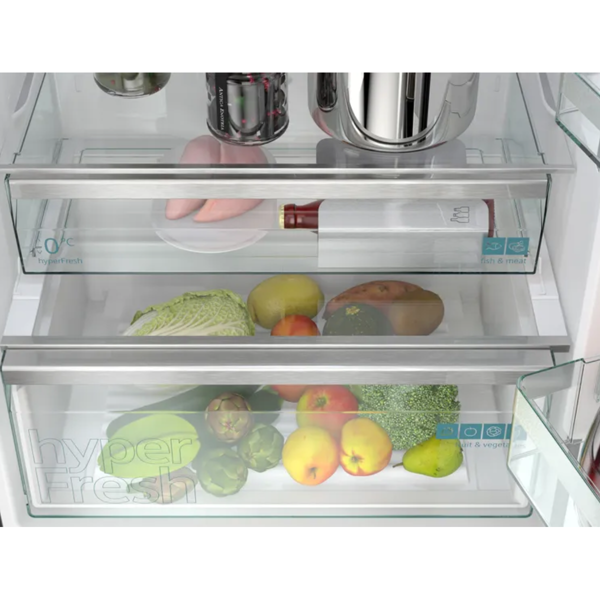 Kühlschrank mit zwei Schubladen voller Obst und Gemüse.