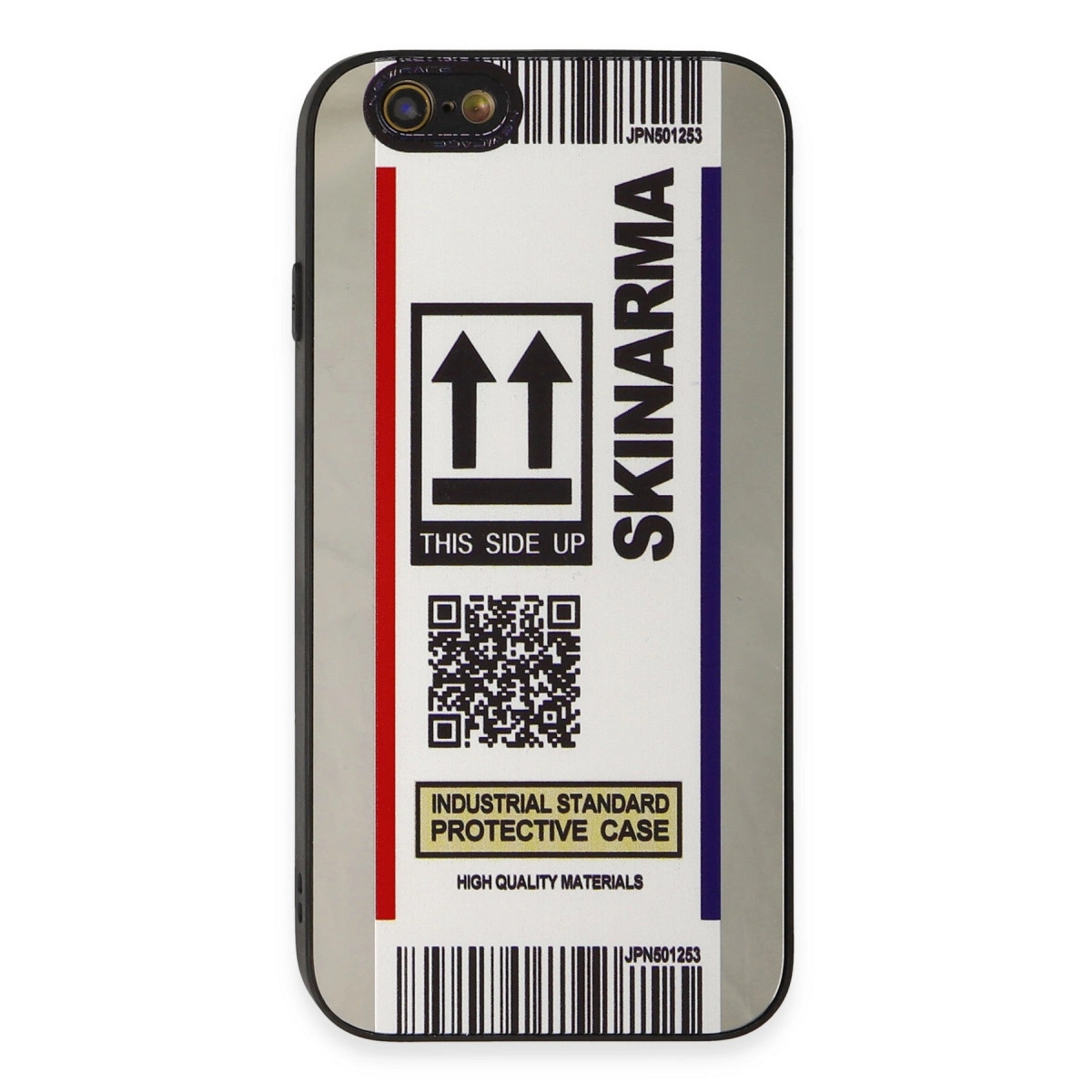Barkodlu, okli, QR kodlu iPhone kılıfı. Üzerinde "SKINARMA" yazar.