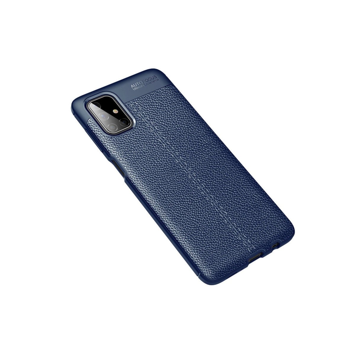 Dokulu, deri benzeri koyu mavi telefon kılıfı, beyaz arka plan üzerinde açılı duruyor ve kamera kesiklerini gösteriyor.