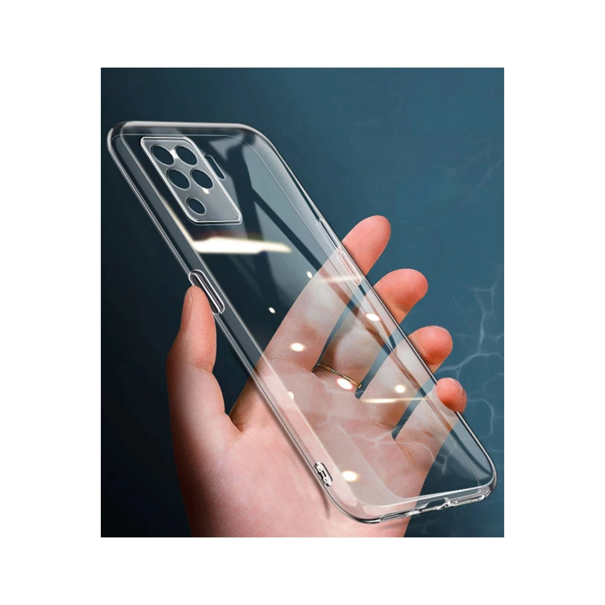Bir el, kamera sistemli şeffaf telefon kılıfı tutuyor.