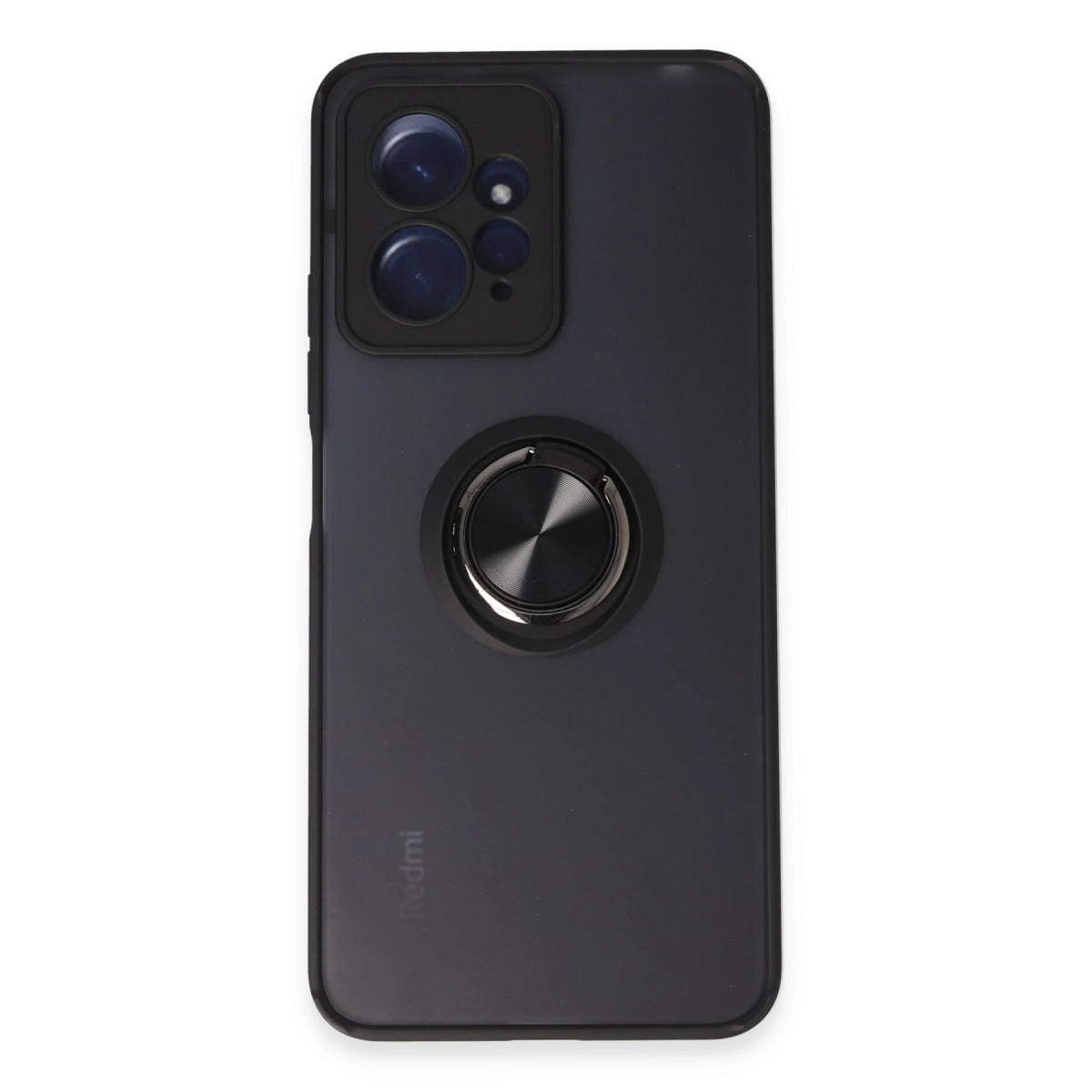 Kamera kesikli ve dairesel metal halka tutuculu siyah bir telefon kılıfı, beyaz bir arka plan üzerinde.