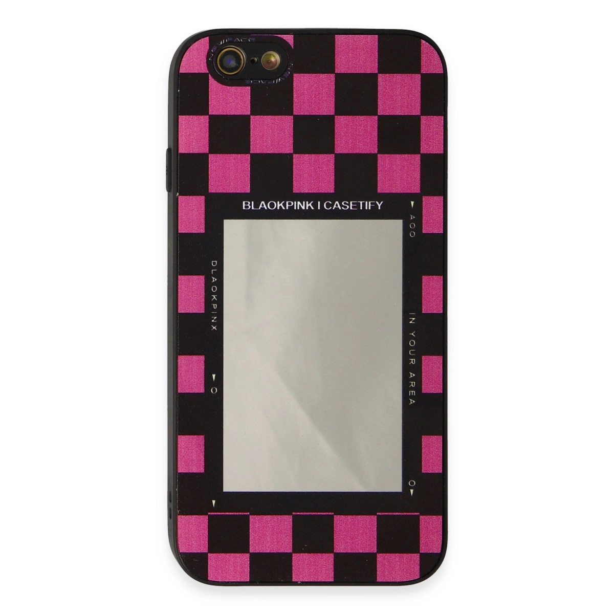 Arkasında yansıtıcı ayna bulunan siyah ve pembe damalı bir telefon kılıfı, üzerinde "BLACKPINK I CASETiFY" yazısı var.