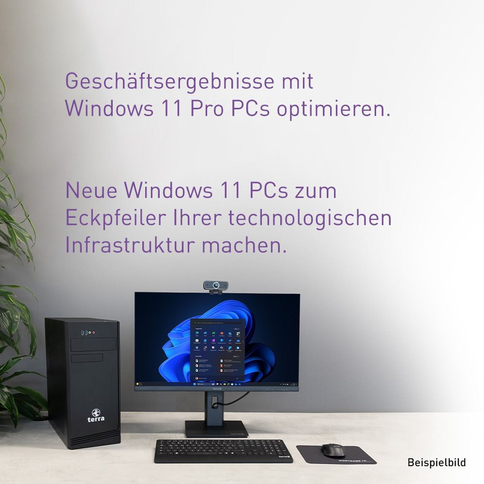 Ein schwarzer PC, Monitor mit Windows 11, Tastatur und Maus stehen auf einem Tisch.