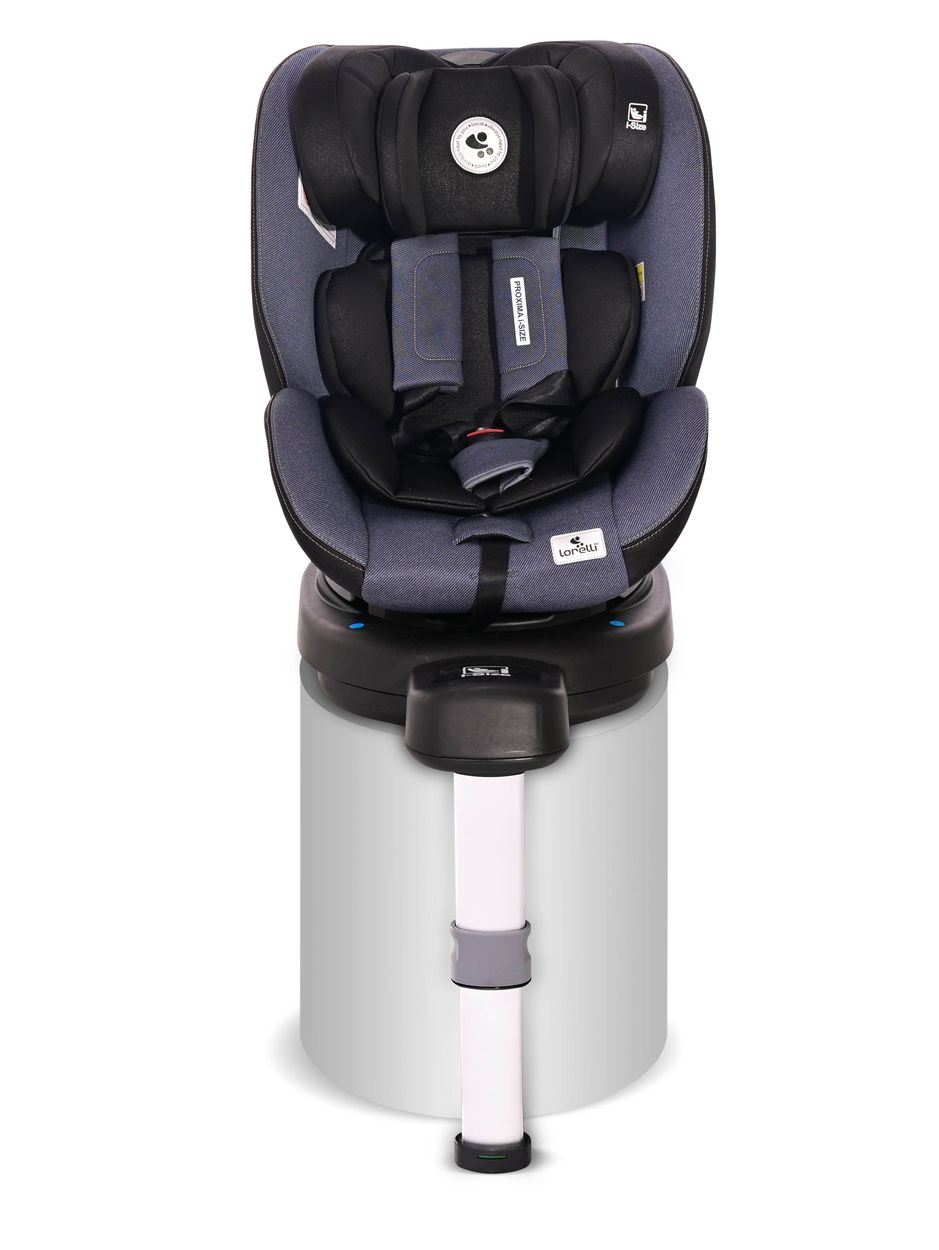 Grauer Kindersitz mit schwarzen Polstern und Gurten auf einem Sockel.