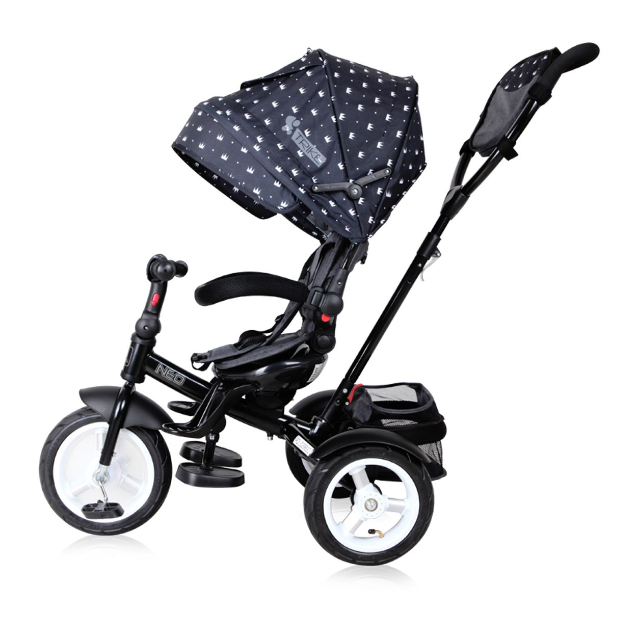 Ein schwarzer Dreirad-Kinderwagen mit Verdeck und Sitz auf weißem Hintergrund.