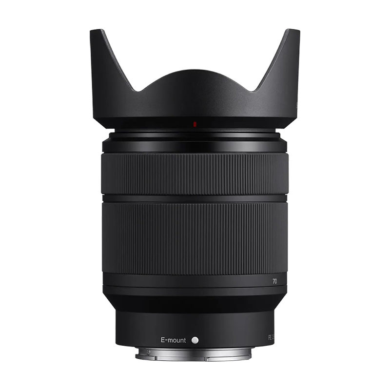 Un obiettivo per fotocamera nero con paraluce, ghiera zoom e attacco E.
