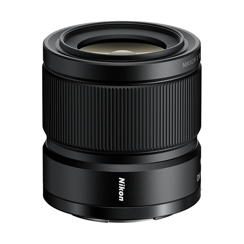 Un obiettivo Nikkor Z DX nero con anelli zigrinati e scritte bianche su sfondo bianco.