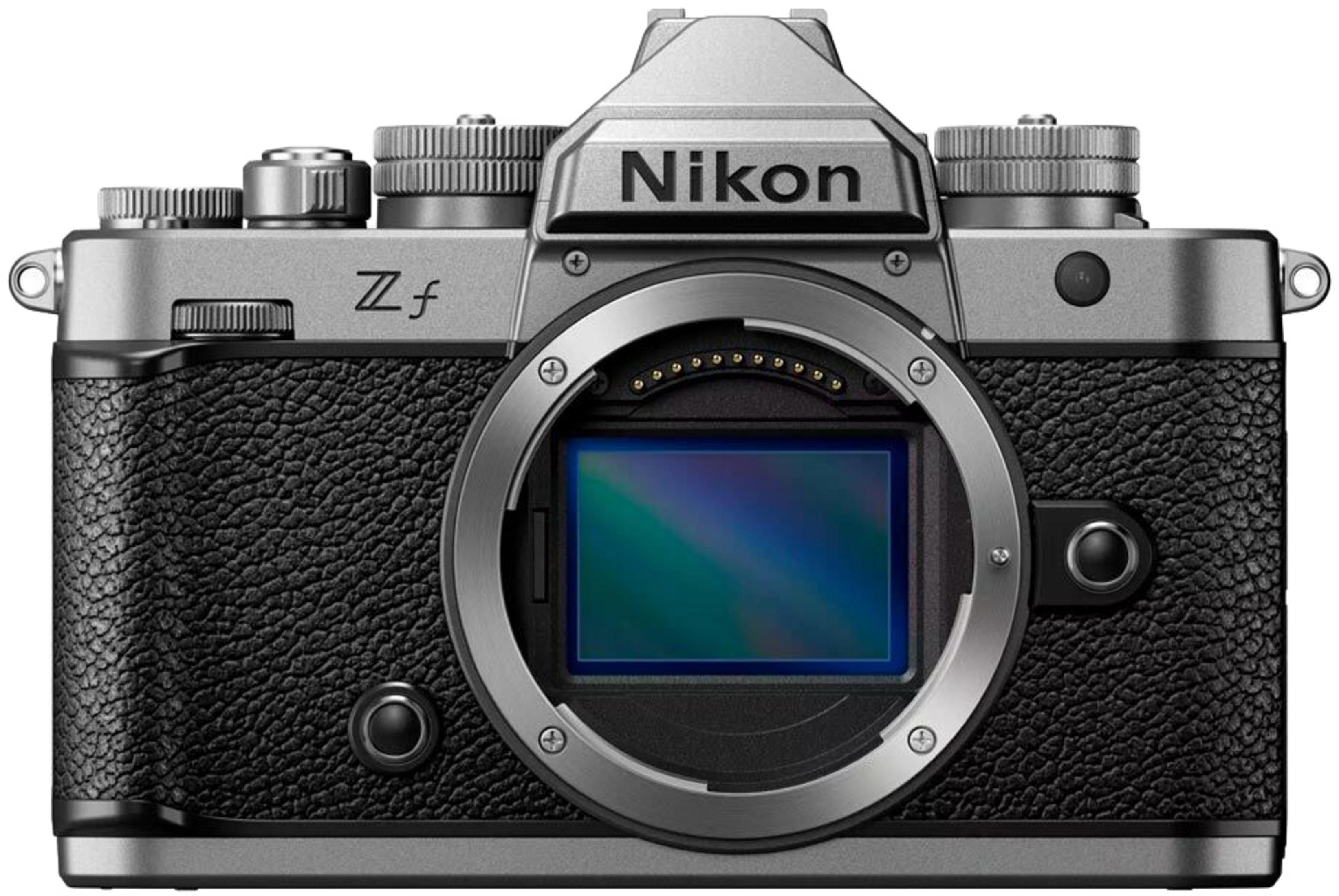 Een zilverkleurige en zwarte Nikon Zf camera met lensvatting, zonder lens.