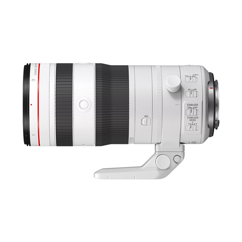 Un teleobiettivo Canon RF bianco con ghiera di zoom nera e collarino da treppiede.
