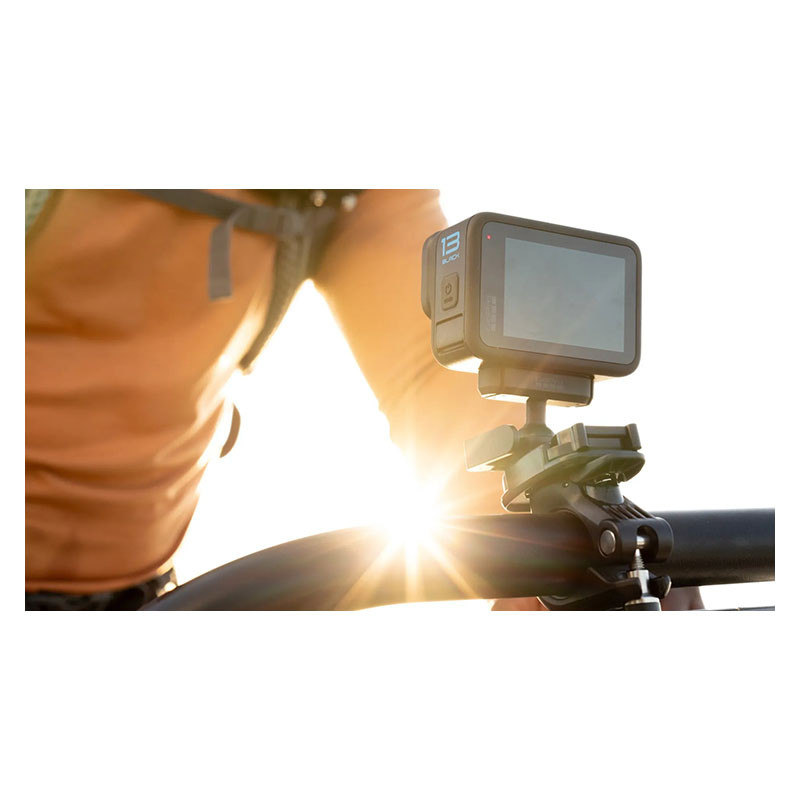 Kamera GoPro zamontowana na kierownicy roweru podczas zachodu słońca.