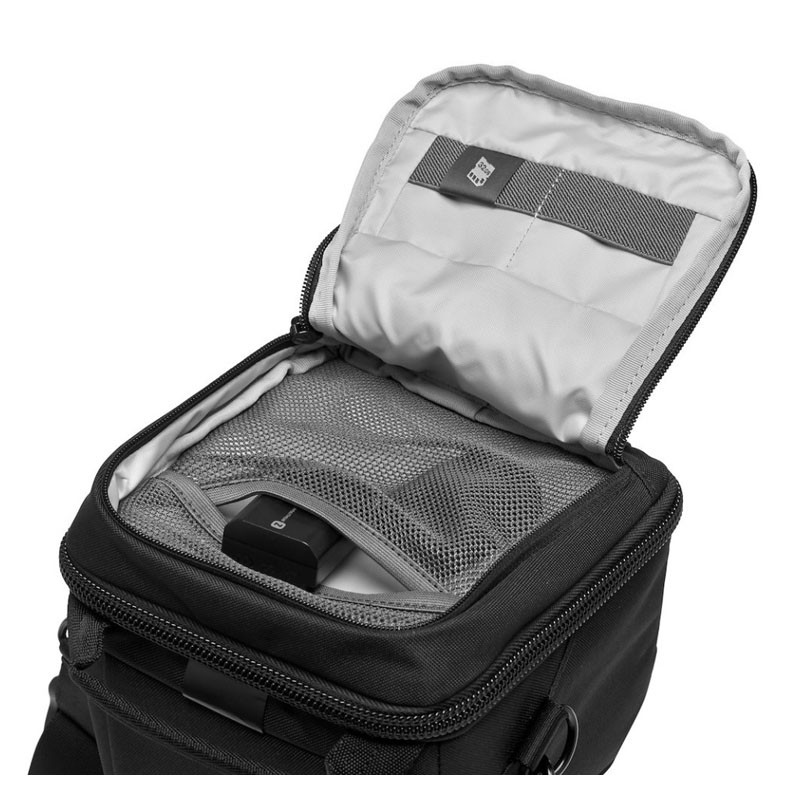 Schwarze Tasche mit offenem Fach, das ein Ladegerät und eine Speicherkartenhülle enthält.