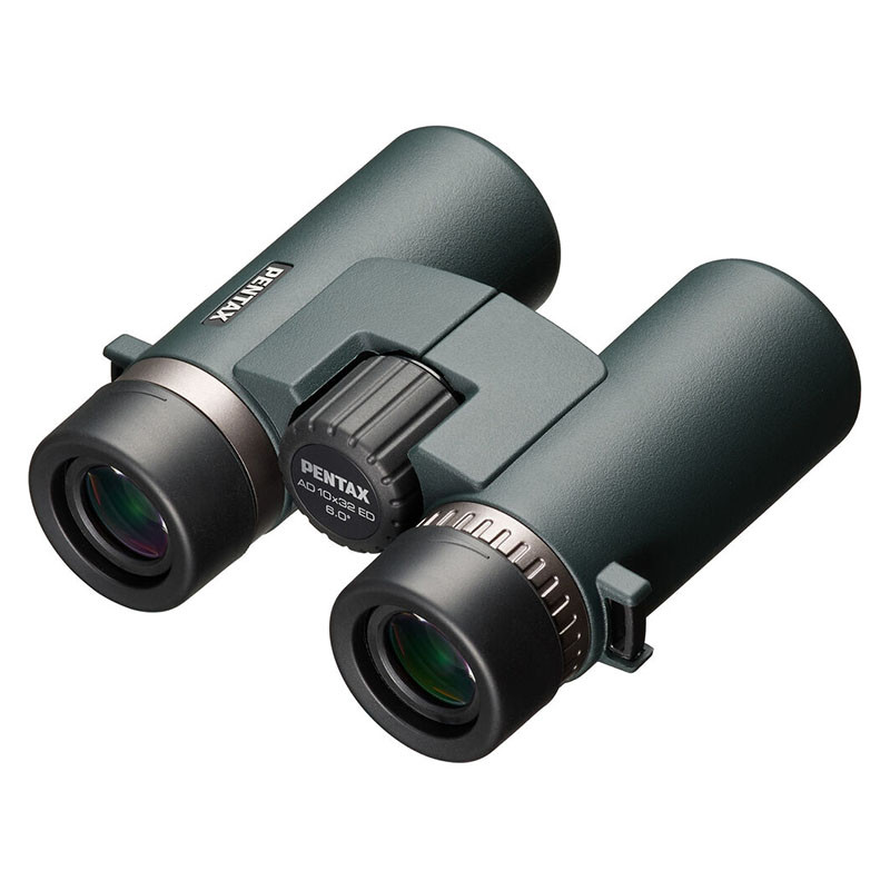 Dunkelgrüne Pentax Fernglas mit Fokusrad und Beschriftung.