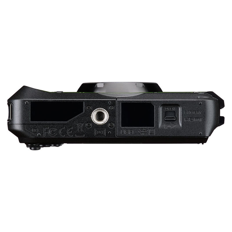 Vista inferiore di una fotocamera nera che mostra le porte: USB, HDMI, Batteria e Aux.