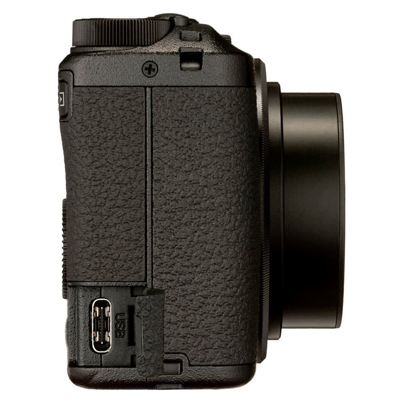 Schwarze Kamera im Seitenprofil mit USB-Anschluss und Rändelrad.