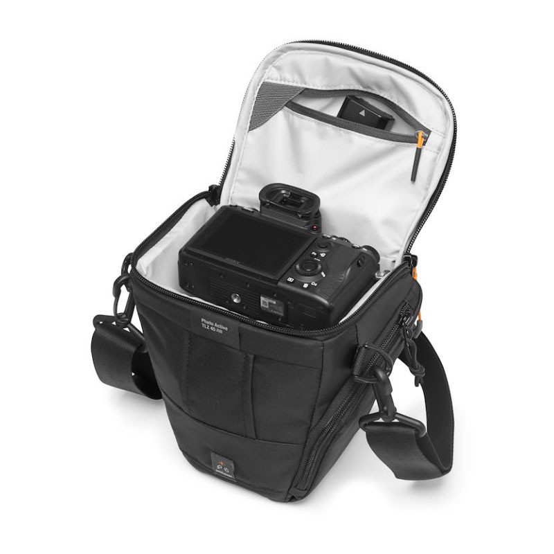 Eine schwarze Kameratasche mit einer Sony-Kamera und einem Akku im Inneren, auf weißem Hintergrund.