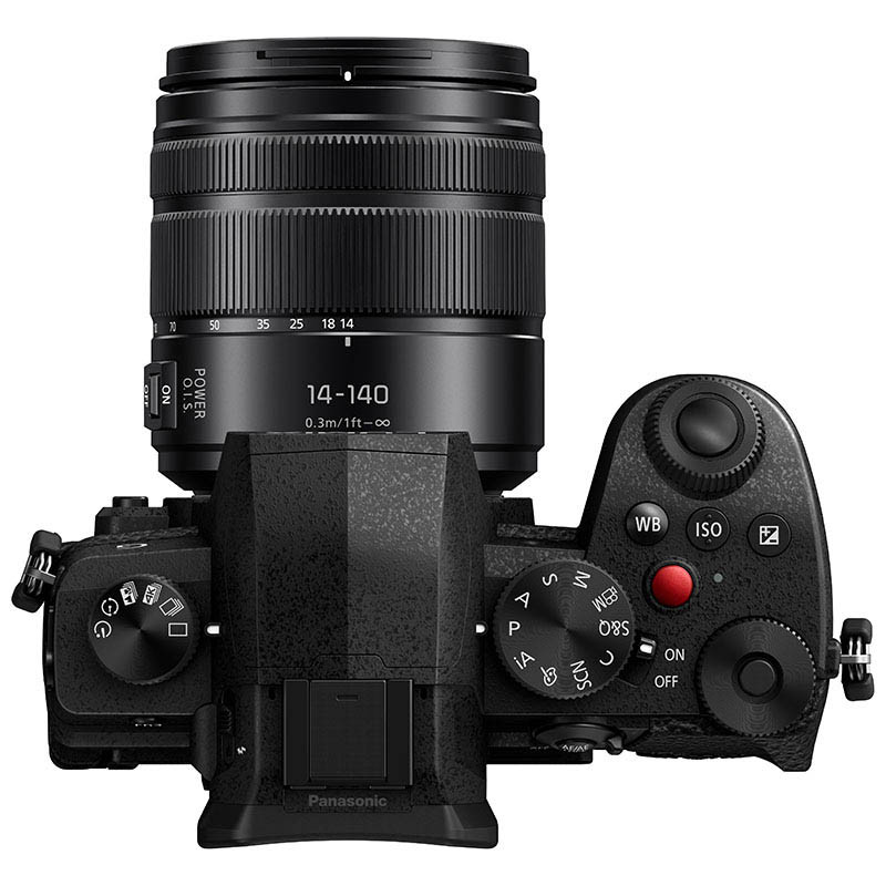 Eine Panasonic-Kamera mit Objektiv 14-140mm, von oben gesehen mit Bedienelementen.