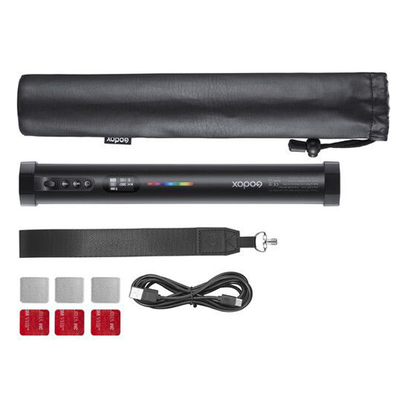 Eine schwarze Godox-Lichtröhre mit Zubehör: Hülle, Gurt, USB-Kabel und Klebepads.