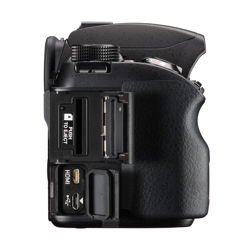 Zijaanzicht van een zwarte camera met HDMI-, USB- en kaartsleufpoorten.