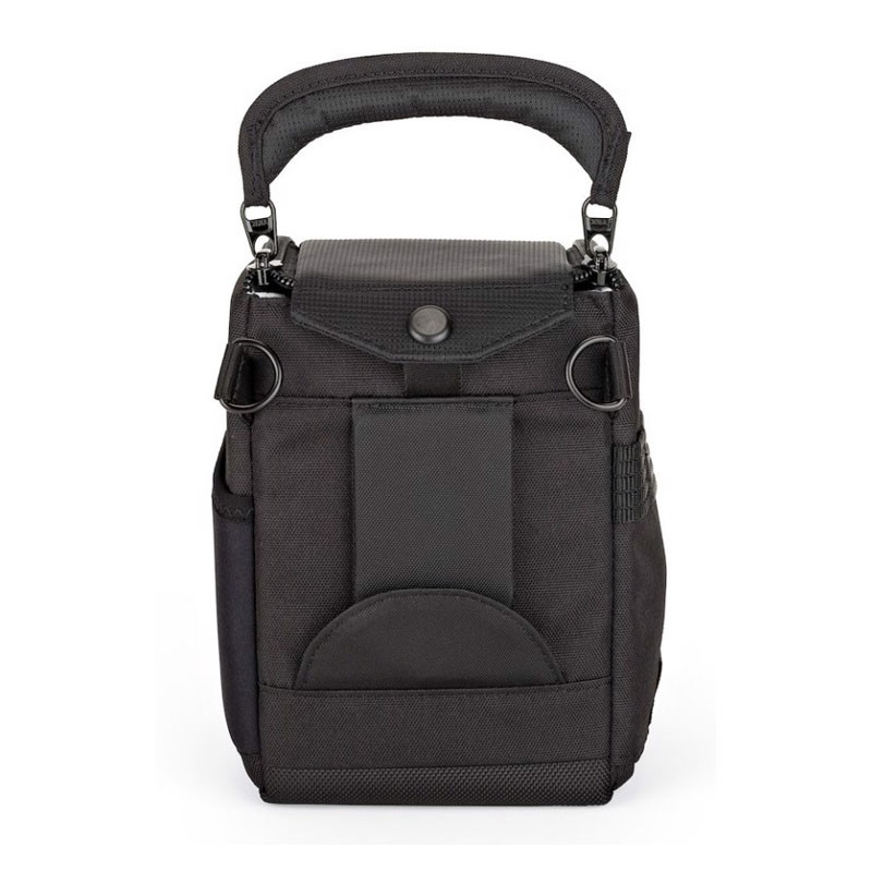 Schwarze Tasche mit Griff und Verzierungen.