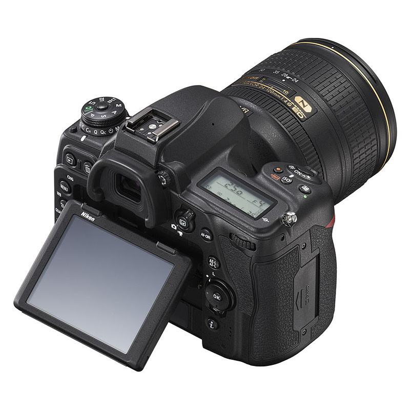 Una fotocamera reflex Nikon nera con schermo apribile e obiettivo zoom.