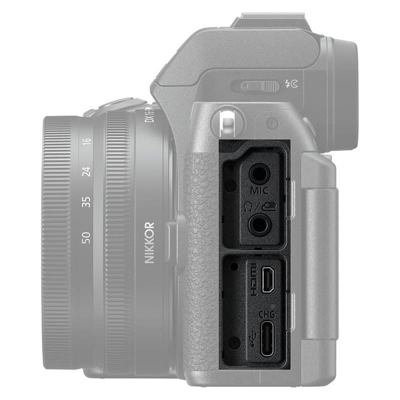 Nahaufnahme einer Kamera mit Mikrofoneingang, Kopfhörerausgang, HDMI und USB-C-Anschluss.