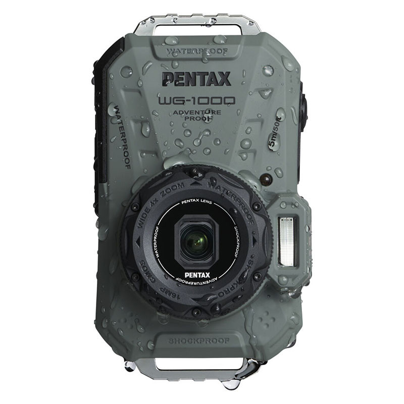 Una cámara Pentax WG-1000 gris e impermeable con gotas de agua.