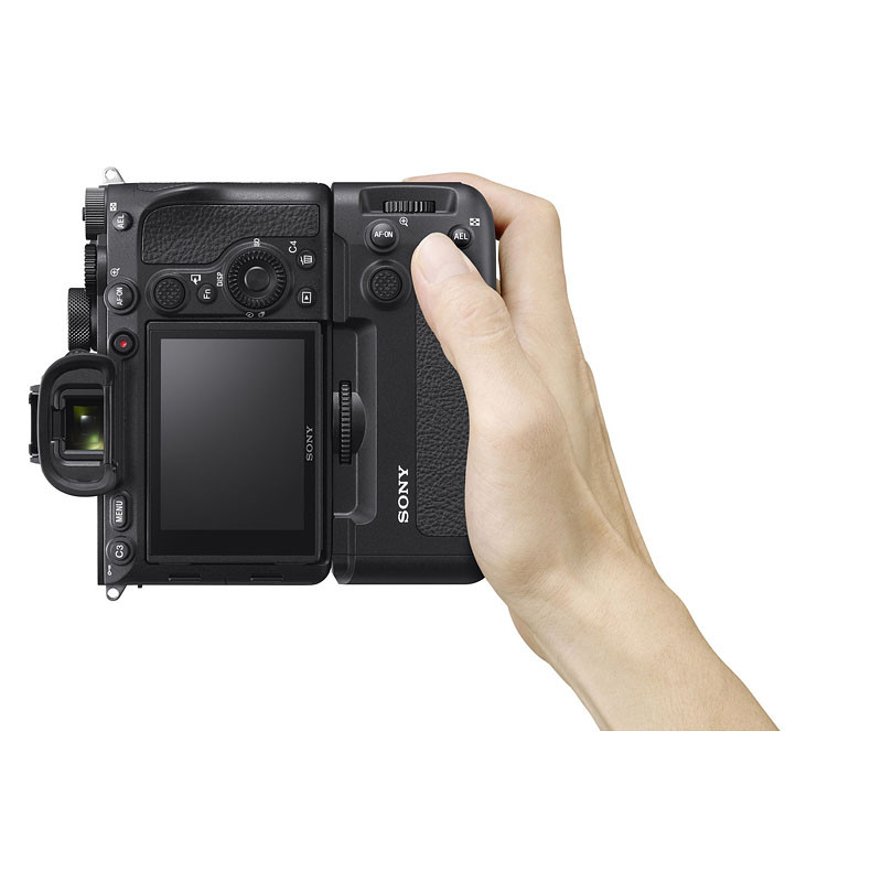 Una mano tiene una fotocamera Sony da dietro, concentrandosi sui controlli.