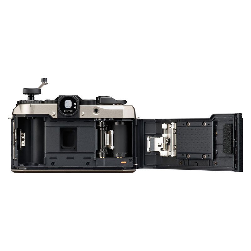 Fotocamera Pentax argento e nero aperta con rullino e meccanismo.