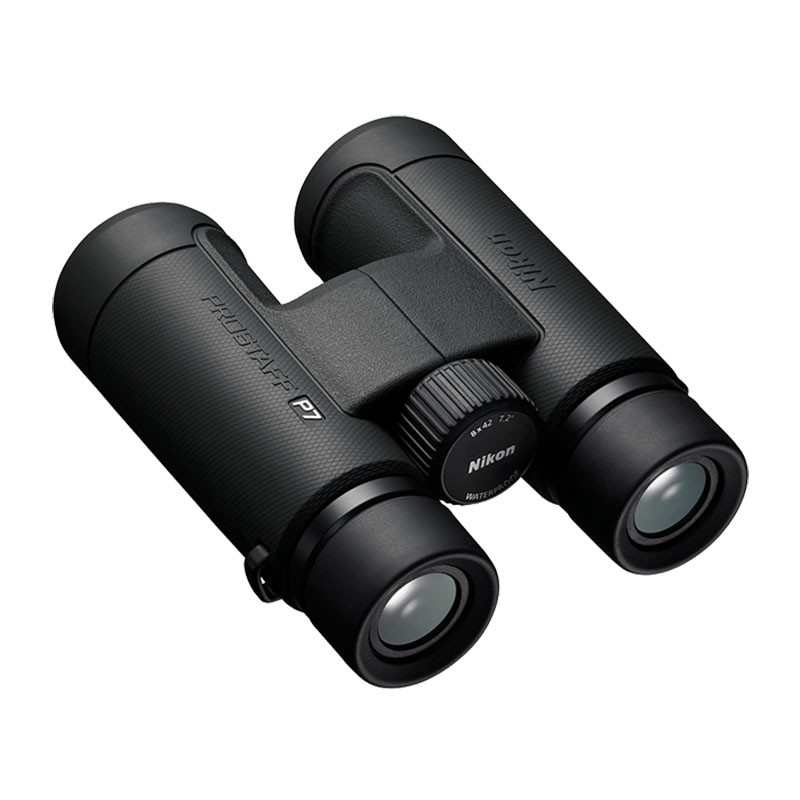 Binocolo Nikon Prostaff P7 nero con rotella di messa a fuoco e copriobiettivi.