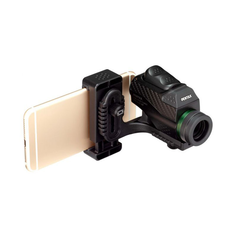 Ein Smartphone ist mit einem schwarzen Adapter an ein Pentax-Okular angeschlossen.