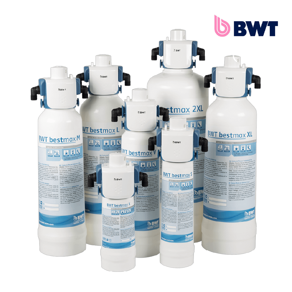 Mehrere weiße BWT bestmax Wasserfilter in verschiedenen Größen, mit blauen Anschlüssen.