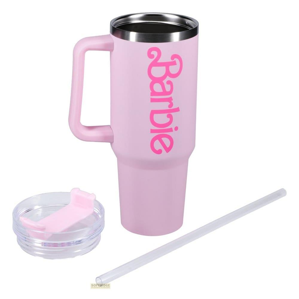 Un vaso rosa de Barbie con asa, tapa y pajita sobre fondo blanco.