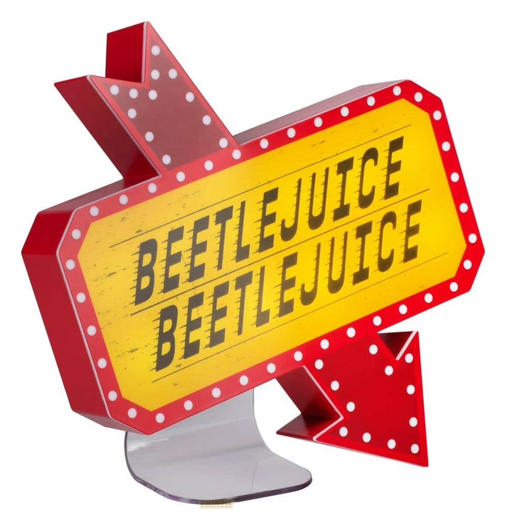 Ein rot-gelbes Pfeilschild mit der Aufschrift 'BEETLEJUICE BEETLEJUICE'.