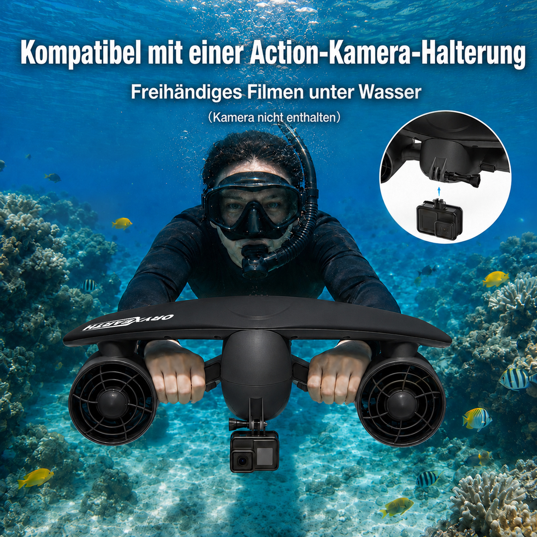 Ein Taucher hält einen Unterwasser-Scooter mit Kamera-Halterung in einem Korallenriff.