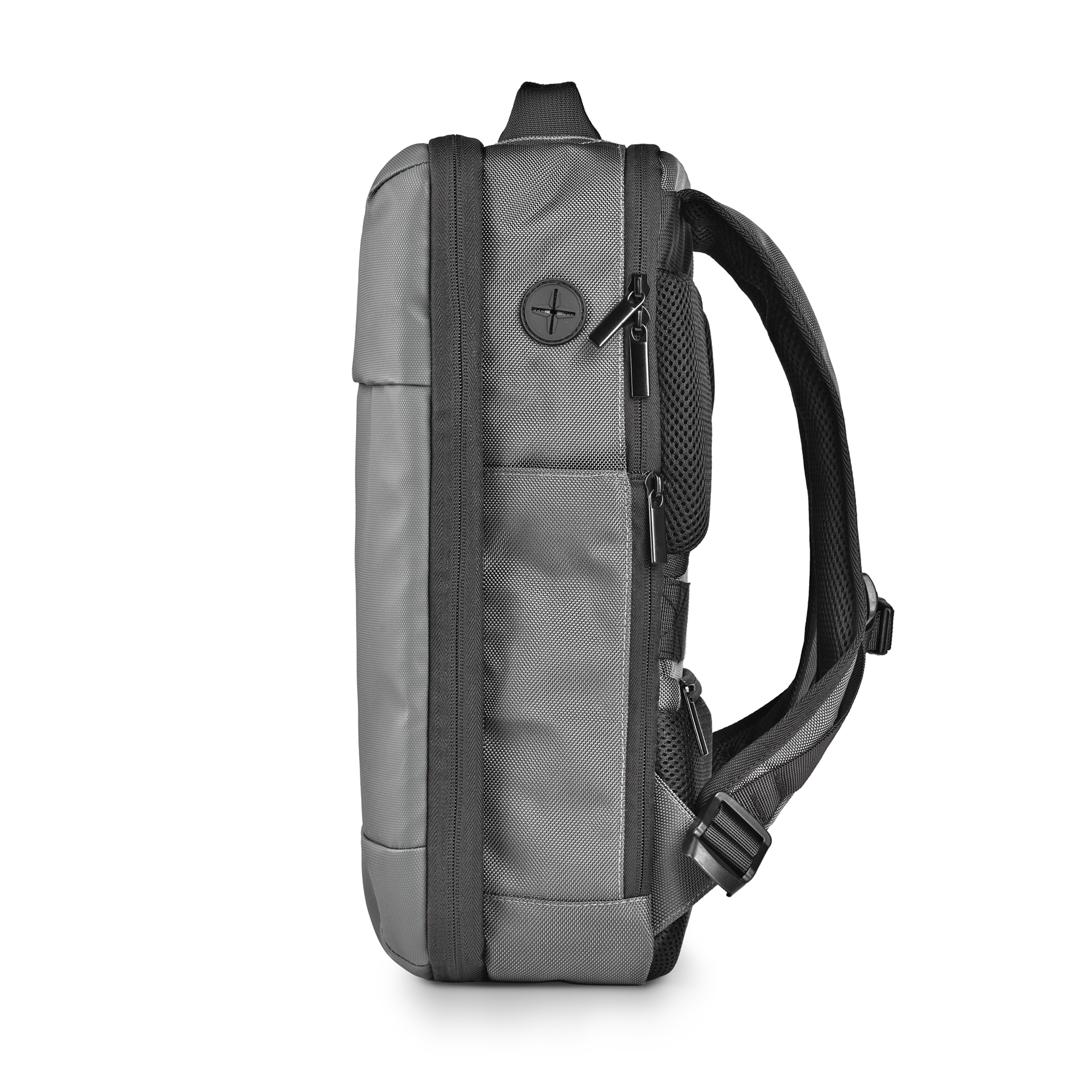 Mochila gris con correas y cremalleras negras, aislada sobre fondo blanco.