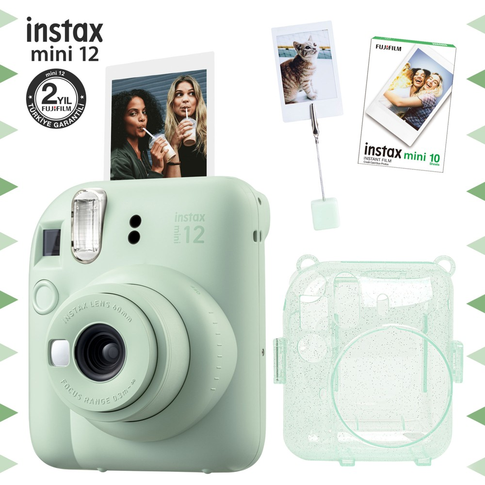 Aksesuarli, nane yeşili Instax Mini 12 kamera. İki fotoğraf görünüyor.