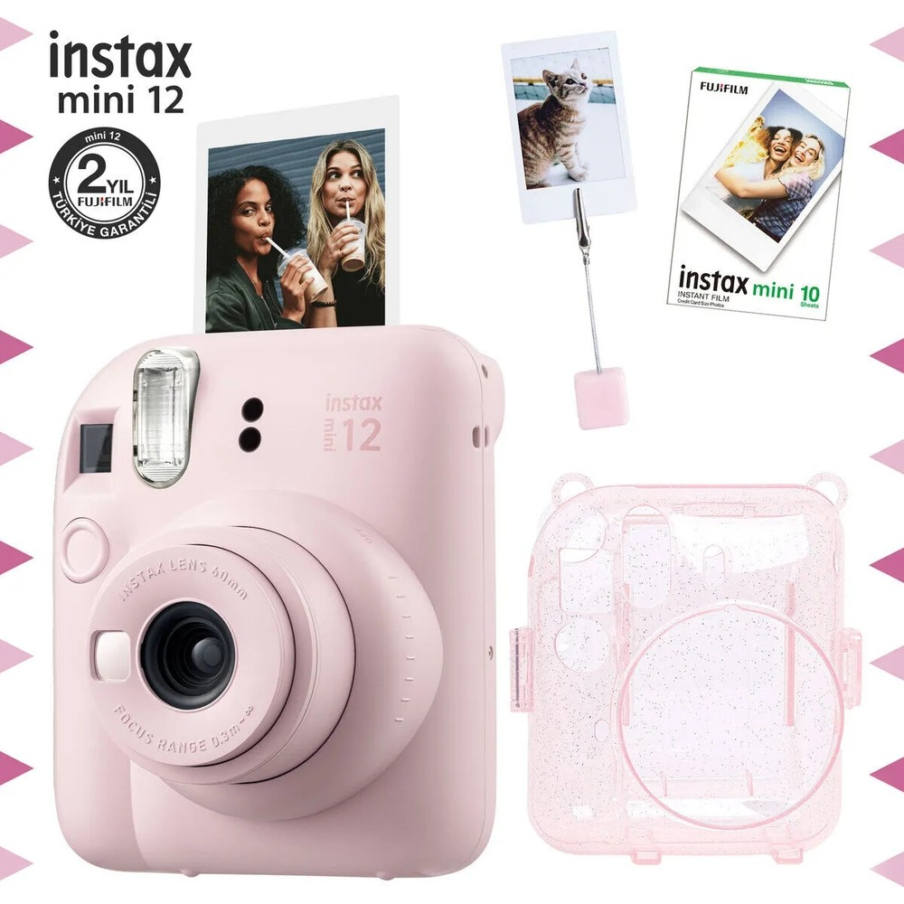 Pembe Instax Mini 12 kamera aksesuarlarıyla: fotoğraflar, film paketi ve kılıf.