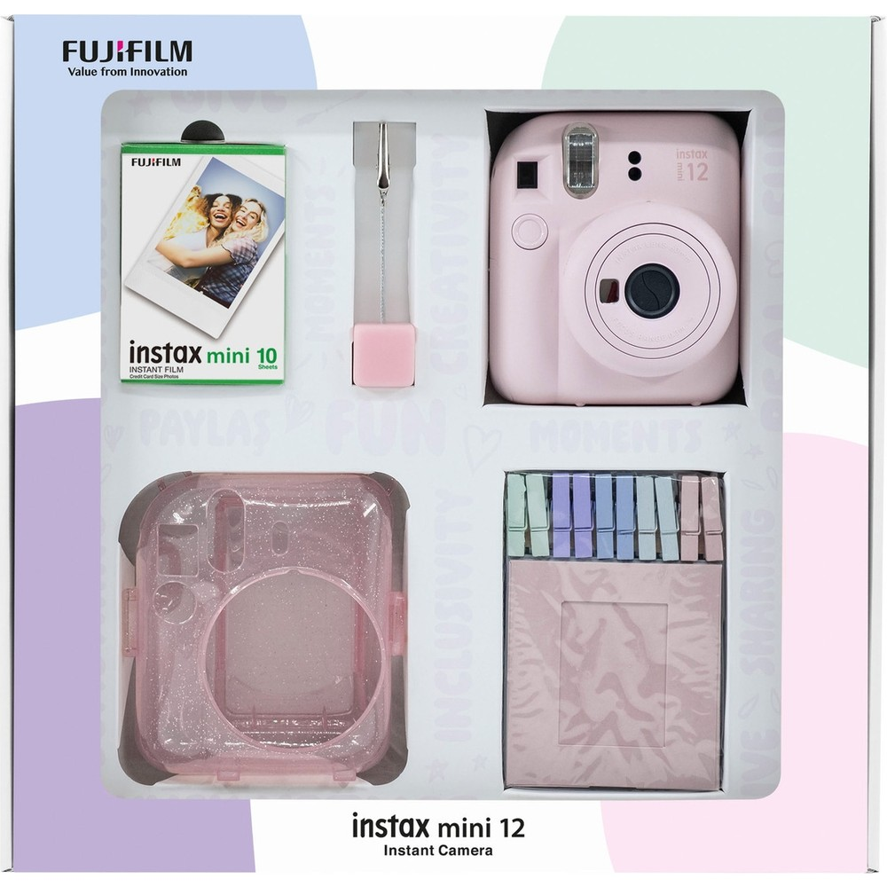 Pembe Fujifilm Instax Mini 12 set; kamera, film, kılıf ve fotoğraf klipsleri.
