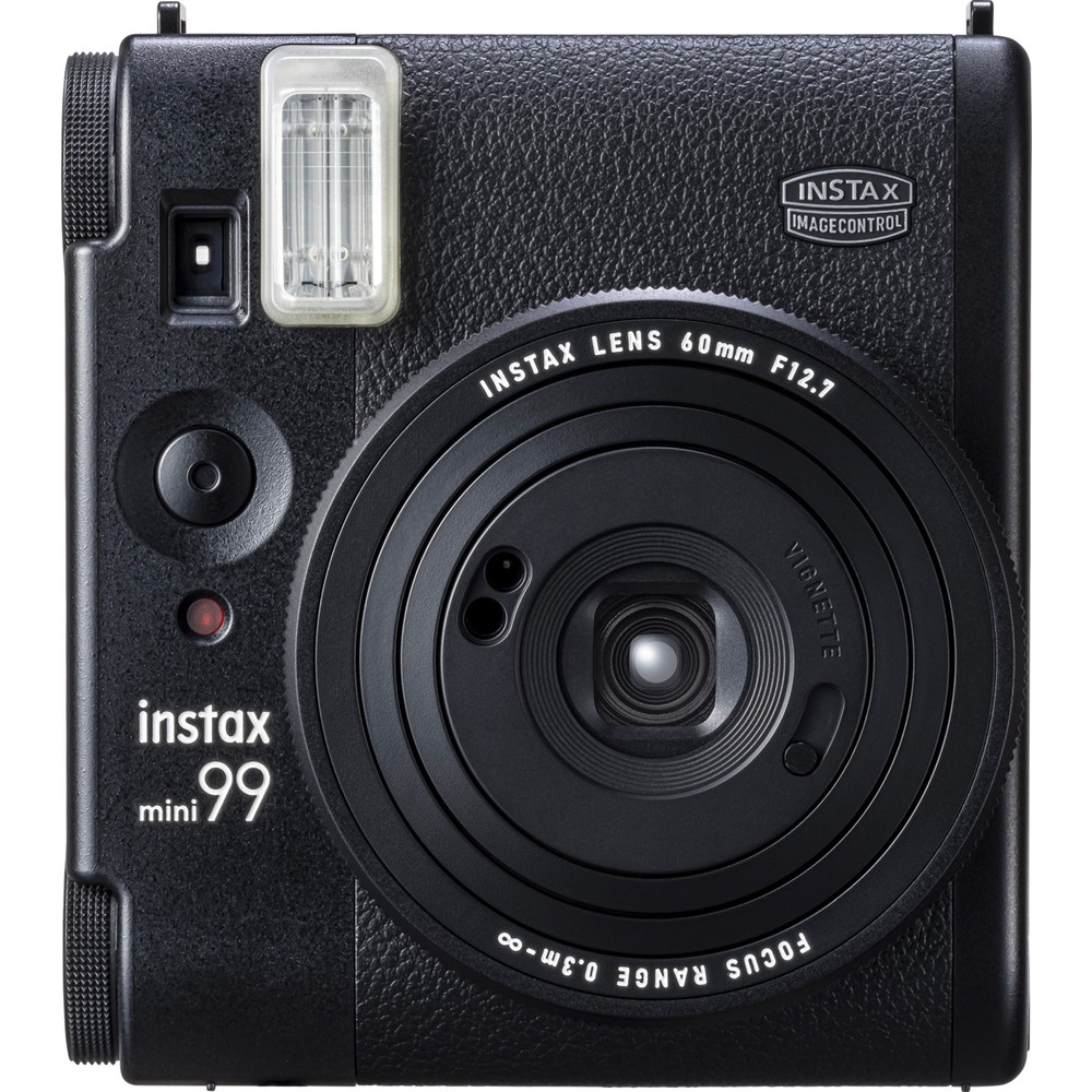 Beyaz arka plana karşı önden gösterilen siyah bir Fujifilm Instax Mini 99 anında kamera.