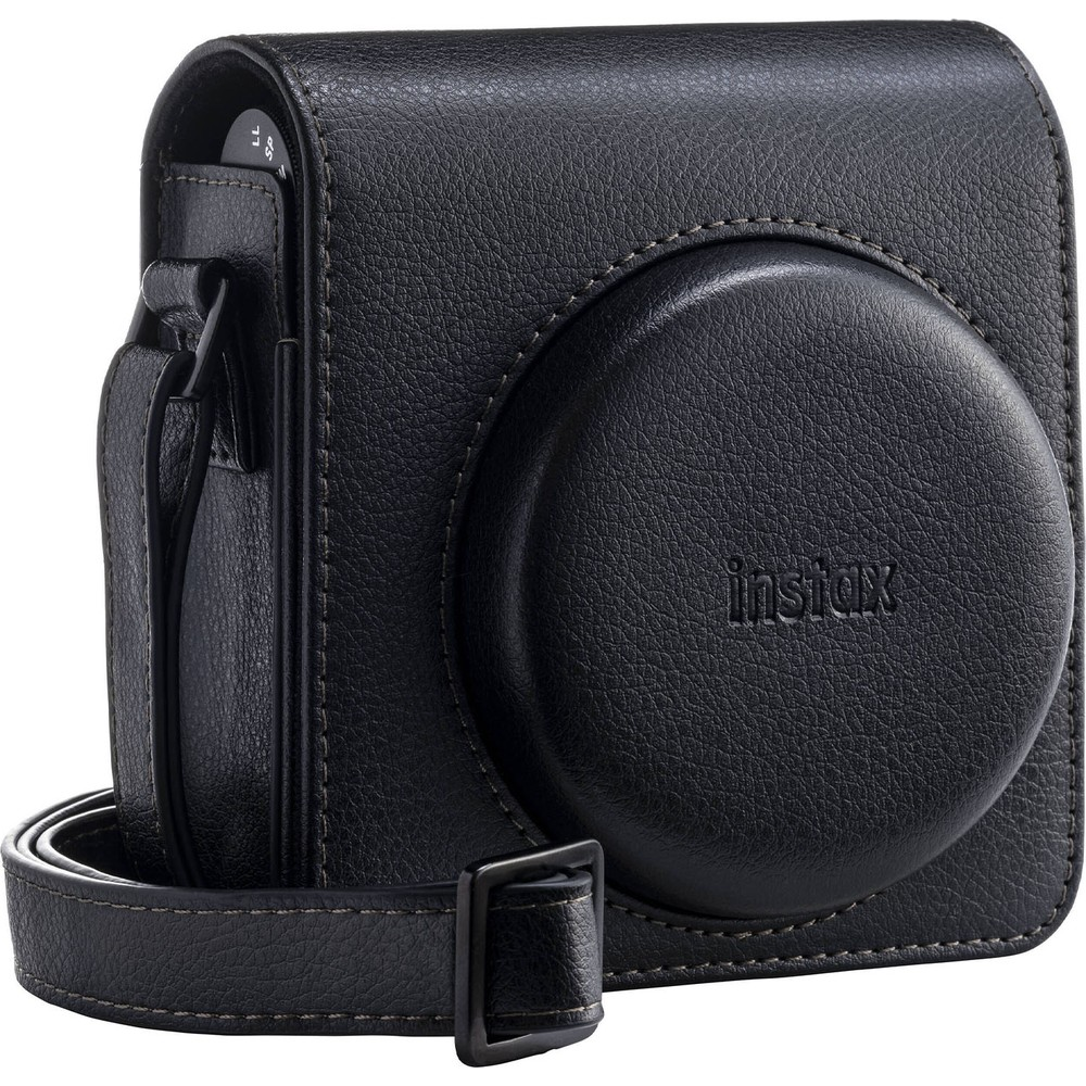 Siyah deri kamera çantası, "instax" logosu ve askısı mevcut.
