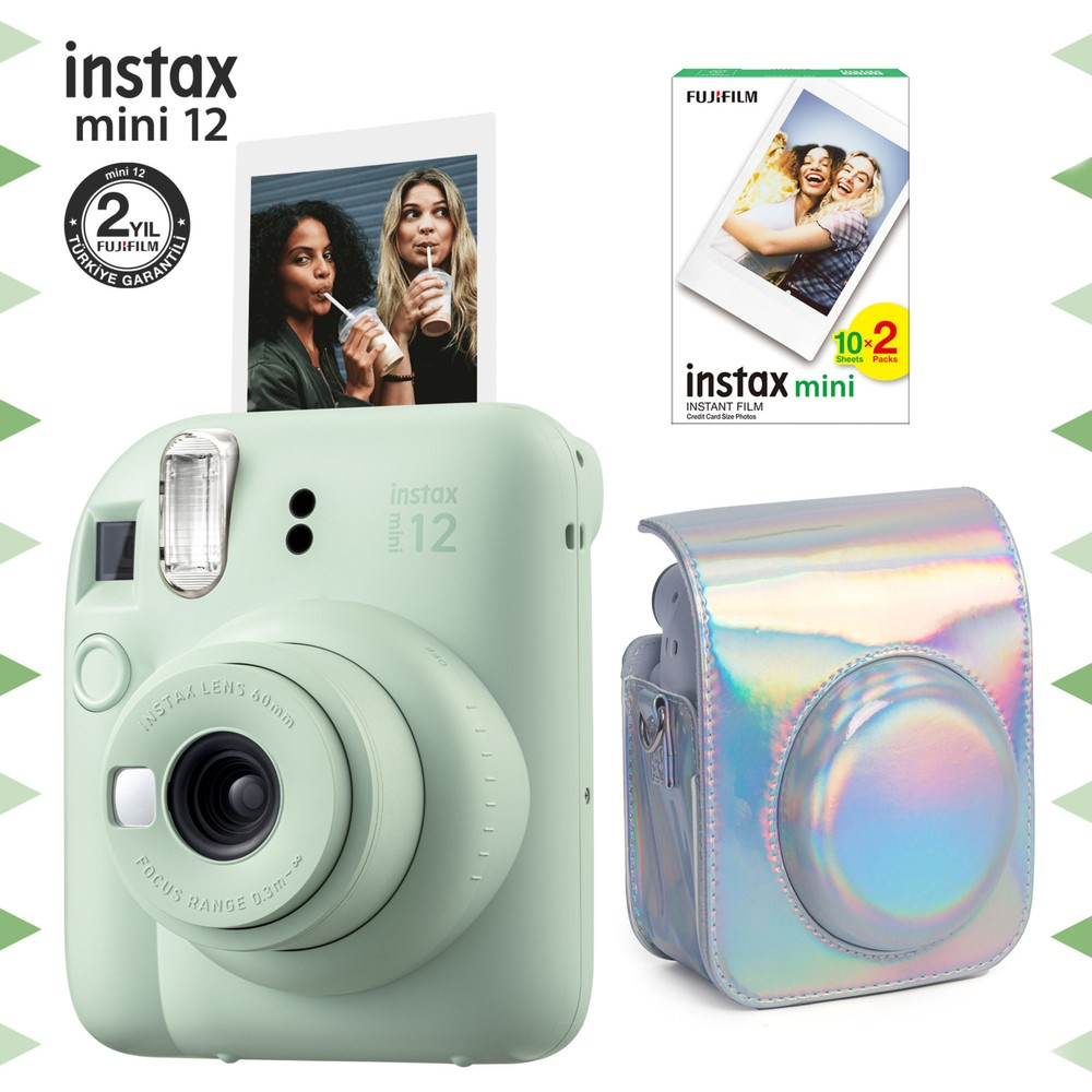 İki kadının fotoğrafı, kılıfı ve film paketi ile birlikte nane yeşili Instax Mini 12 kamera.