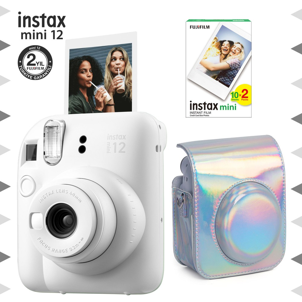 Beyaz Instax Mini 12 kamera, fotoğraf, film paketi ve kılıfı beyaz zeminde.