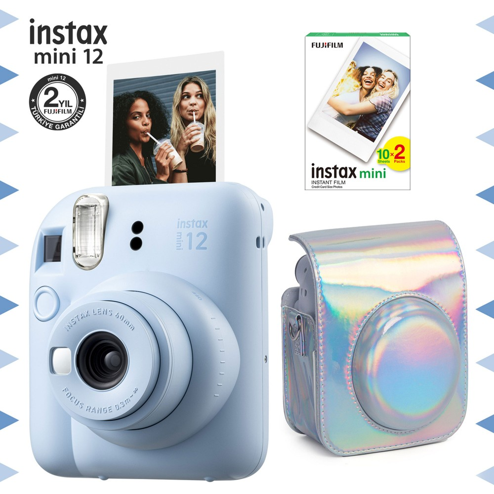 Açık mavi Instax Mini 12 kamera, fotoğraf, film paketi ve holografik kılıfla birlikte.